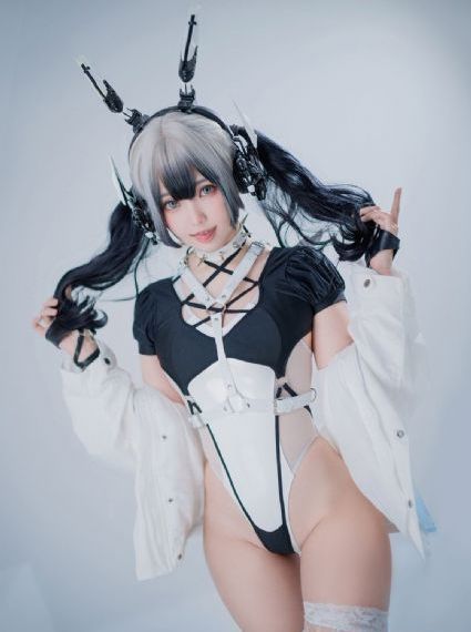 隔着衣服轻揉她的胸