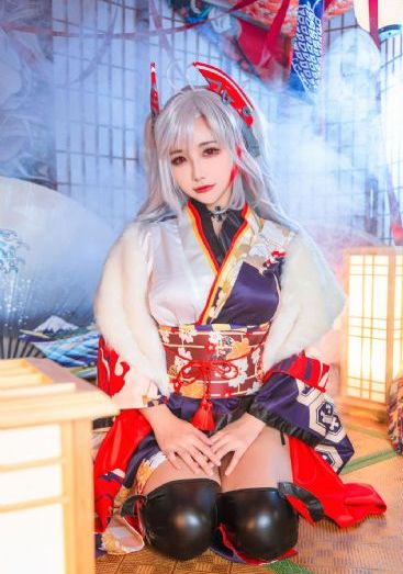 丰满的秘书年轻胸大的秘书