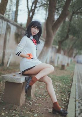 不扣纽扣女孩